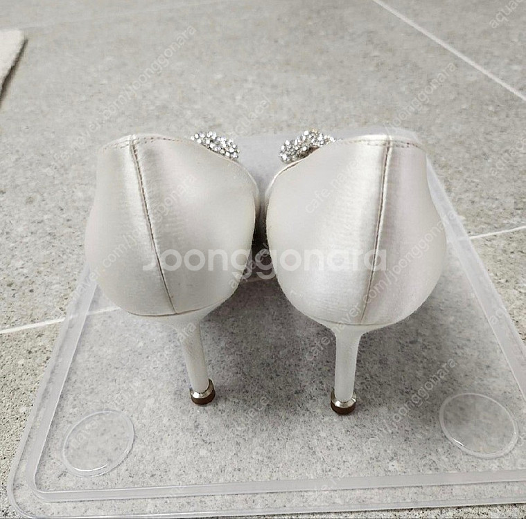 마놀로블라닉 한기시 새틴 화이트 7cm 36--1