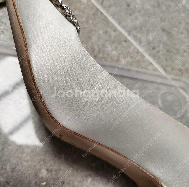 마놀로블라닉 한기시 새틴 화이트 7cm 36--2