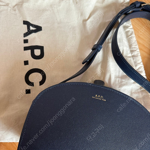 APC 하프문 미니. 네이비.