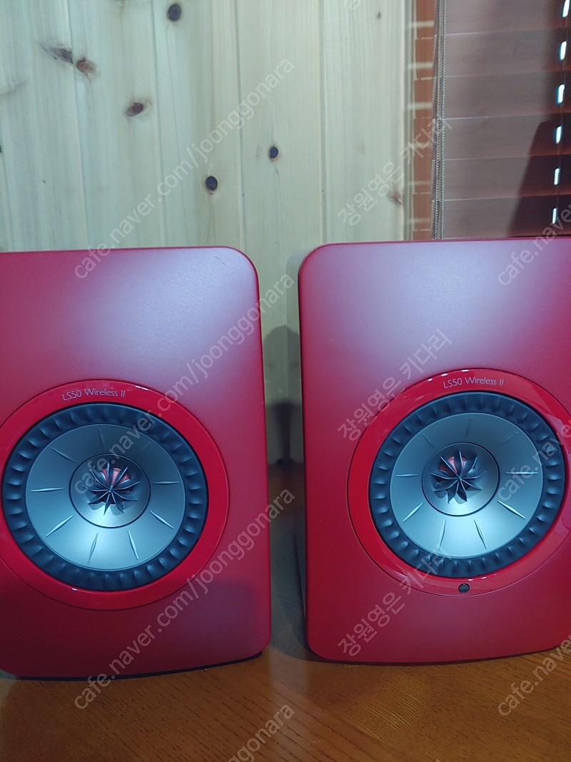 KEF LS50 W2(레드색상)(개봉)/KEF LS50 전용 스탠드(레드색상)(S2 Floor Stand)(미개봉) 팜니다.