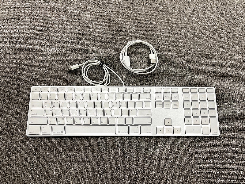 애플 유선 키보드 A1243 판매합니다--0