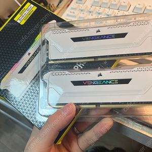 커세어 벤전스 RGB 프로 32GB DDR4 3200 데스크톱 메모리 화이트