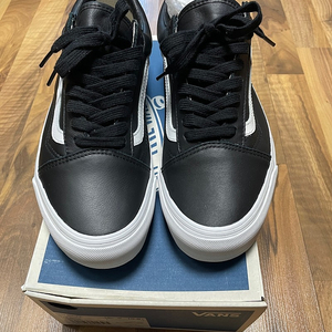 반스 올드스쿨 볼트 가죽(래더) 280사이즈 판매합니다. Vans Vault OG Old Skool lx leather black white