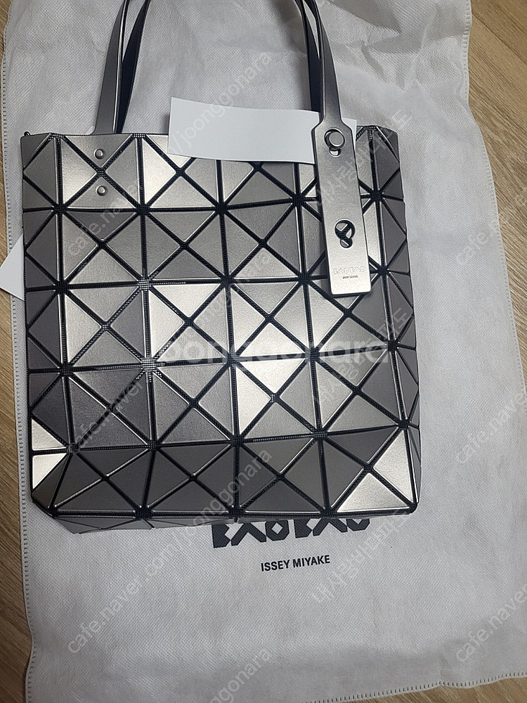 바오바오 박시 라지 사이즈 실버 새제품 판매합니다.--0