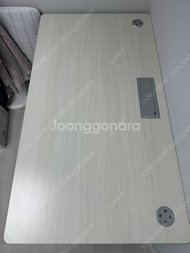 급처분)인에이블 모션데스크 1400 책상 멀티탭 내장 + 뉴클리어 사무용의자 나눔--0