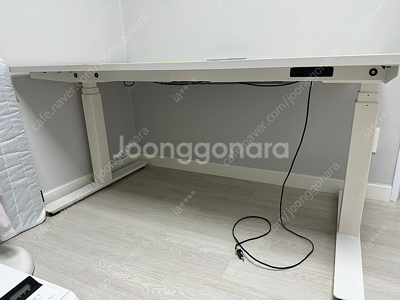 급처분)인에이블 모션데스크 1400 책상 멀티탭 내장 + 뉴클리어 사무용의자 나눔--2