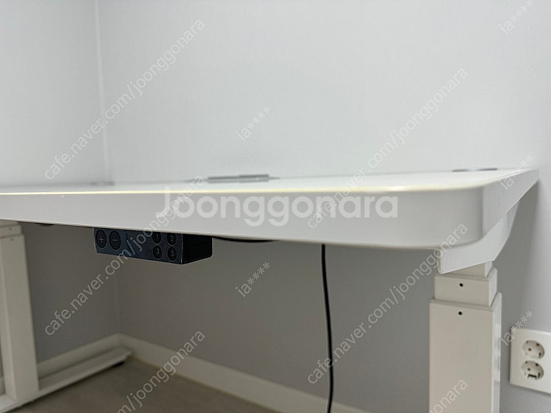 급처분)인에이블 모션데스크 1400 책상 멀티탭 내장 + 뉴클리어 사무용의자 나눔--9