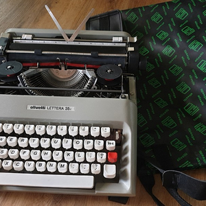 신품급 수동 영문 타자기 Olivetti Lettera 35i 올리베티