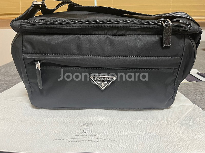 프라다 바이커백 미디움 새제품--1