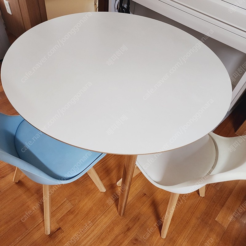 가격내림.오노홈 원형테이블 원형식탁(1100사이즈)+의자2개 포함