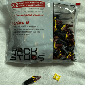 서버랙 허브랙 나사 Rackstuds R100 팝니다