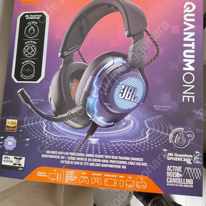 JBL Quantum one 헤드셋 판매합니다 이어패드 교체한지 2주밖에 안됐고 이어패드 여유분 2set 더 드려요!