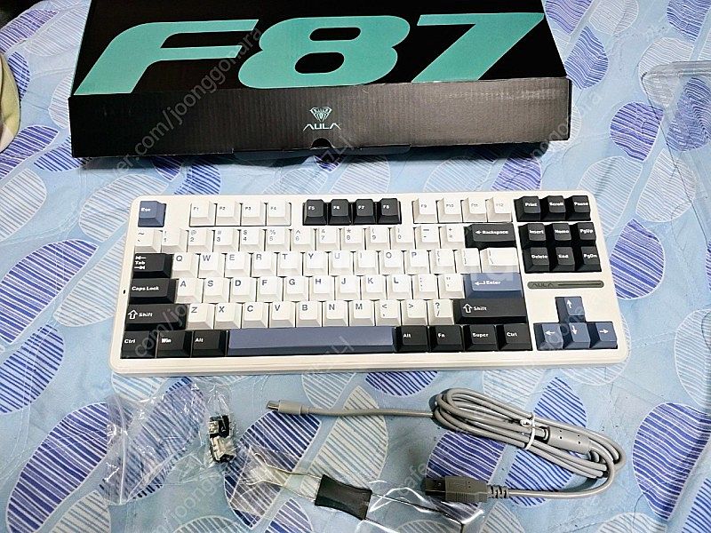독거미 f87 pro 키보드 그레이축 화이트블루 팔아요--0