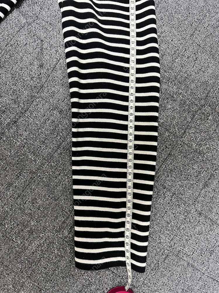 아미 스몰하트로고 스트라이프 롱슬리브 블랙 판매합니다--3