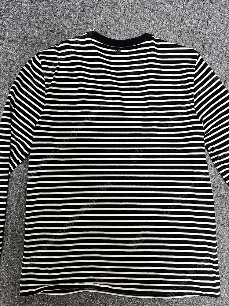 아미 스몰하트로고 스트라이프 롱슬리브 블랙 판매합니다--5