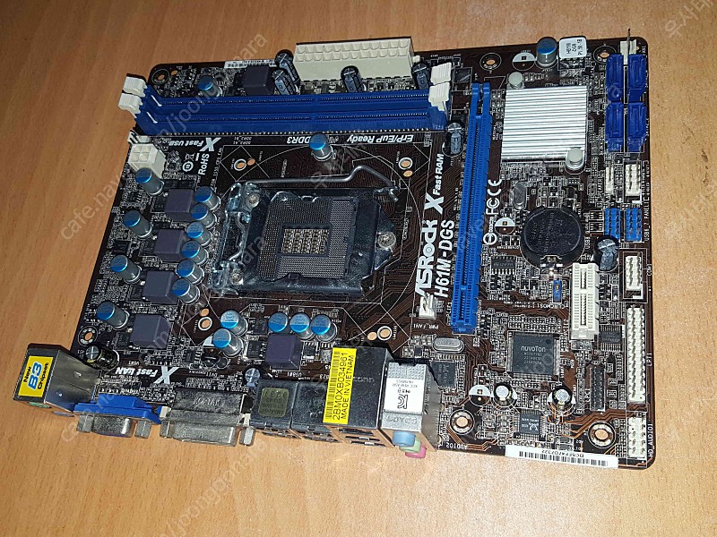 ASROCK H61M-DGS 메인보드 /. I3 2100 cpu 합 2만원에 판매합니다 소켓 1155 샌디브릿지 H61 보드입니다.