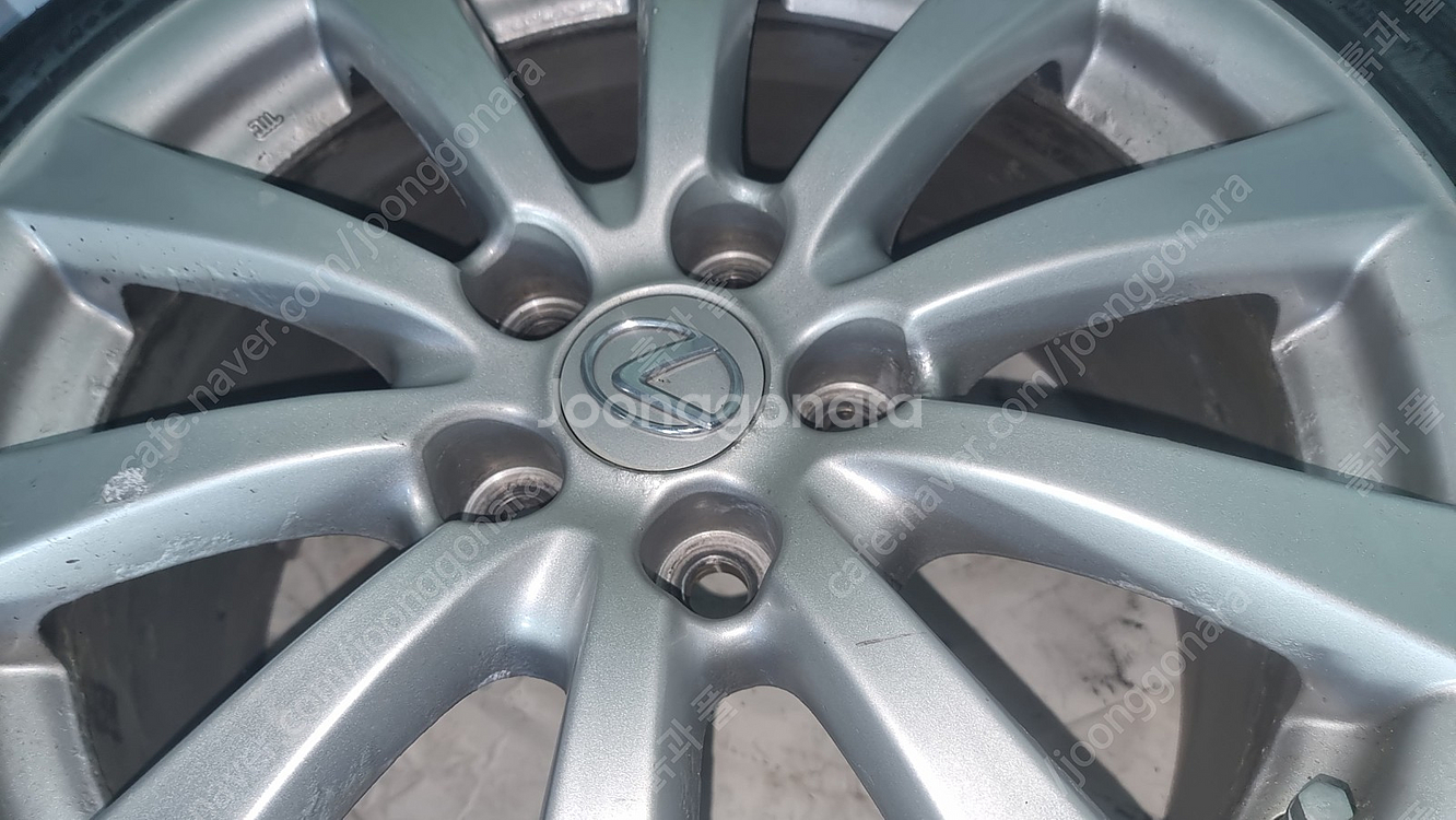 렉서스 17인치 휠+스노우타이어/ 타이어사이즈는 225/45R17 94V입니다.--2