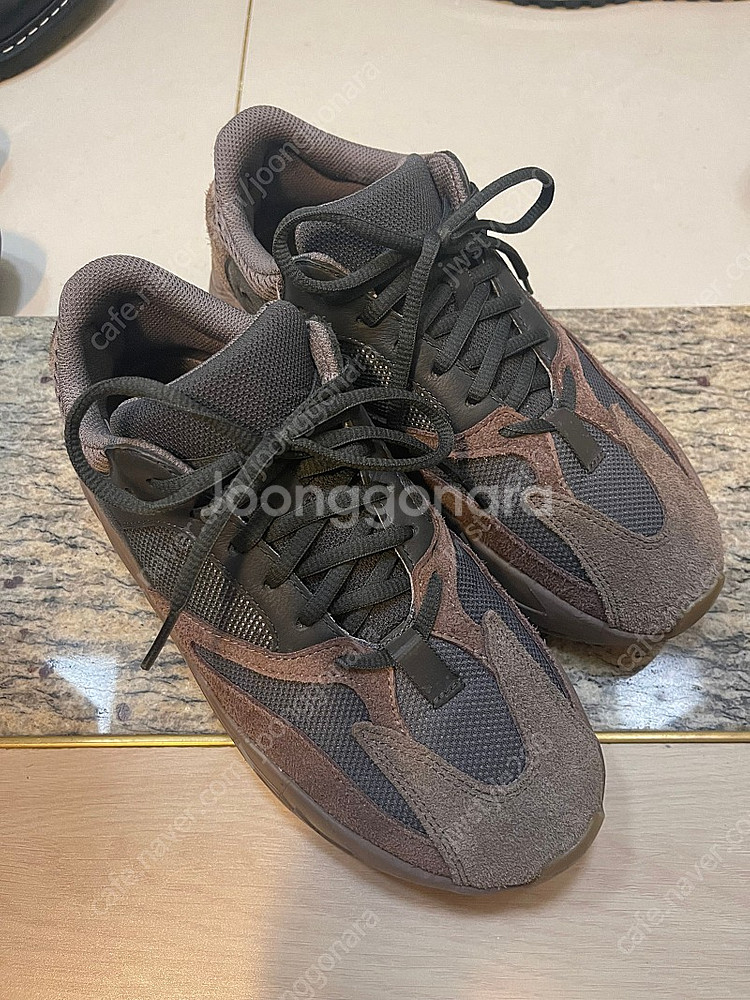 아디다스 이지700 모브 260사이즈 팝니다.--2