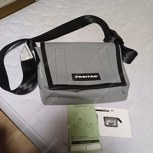 프라이탁 라씨 시멘트색