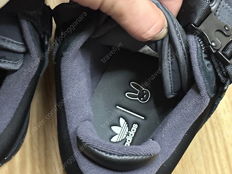 배드버니 x 아디다스 오리지널스 포럼 버클 로우 스니커즈 운동화 콜라보 275 사이즈 택포 25만--5