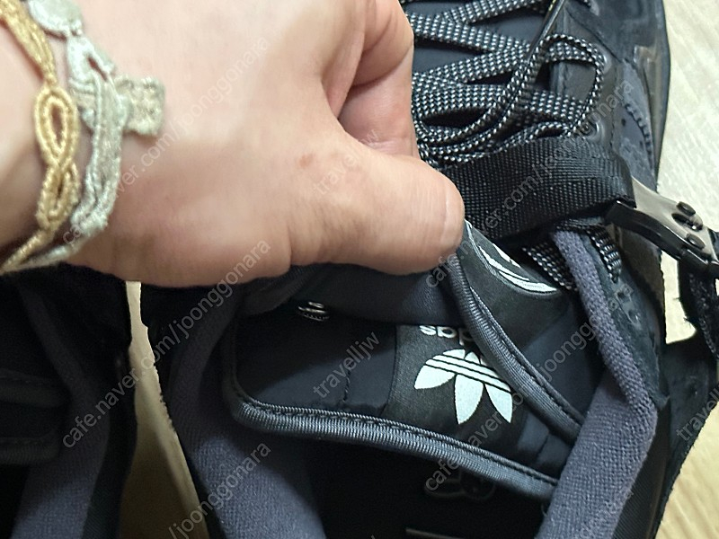 배드버니 x 아디다스 오리지널스 포럼 버클 로우 스니커즈 운동화 콜라보 275 사이즈 택포 25만--6