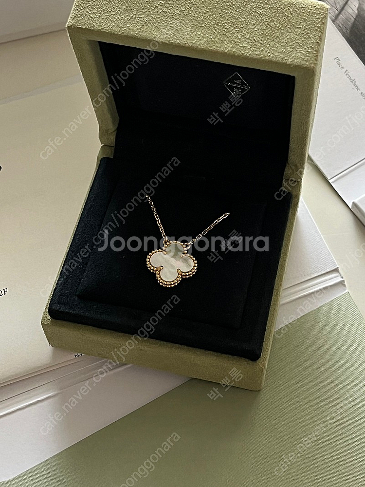 반클리프 앤 아펠 알함브라 펜던트 목걸이 화이트자개--0