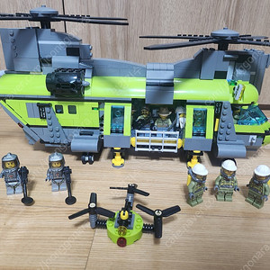 레고 정품 60125 시티 화산지대 초대형 헬리콥터 중고 팝니다.
