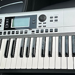 Korg i3 music workstation (silver) 팝니다.