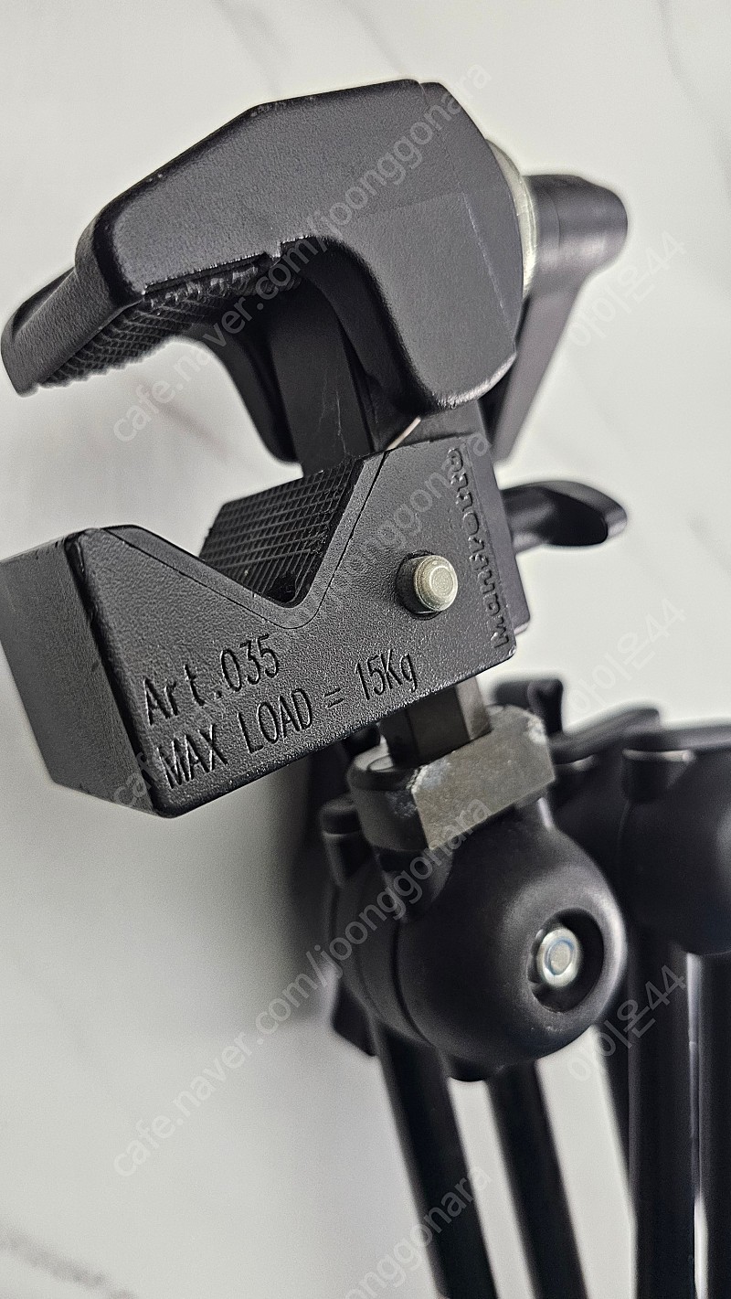 맨프로토 매직암 396B-3, 슈퍼클램프 포함 팝니다. 견고해서 무거운 카메라도 거치 가능합니다.