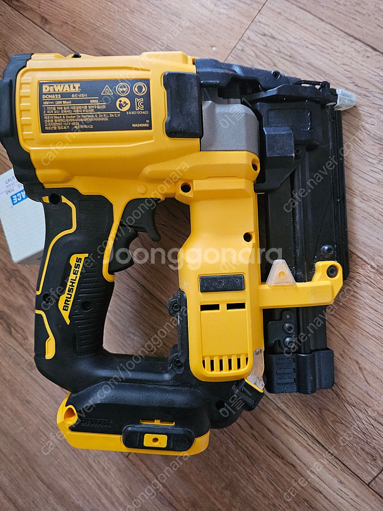 디월트 실타카23GA 25만원--0