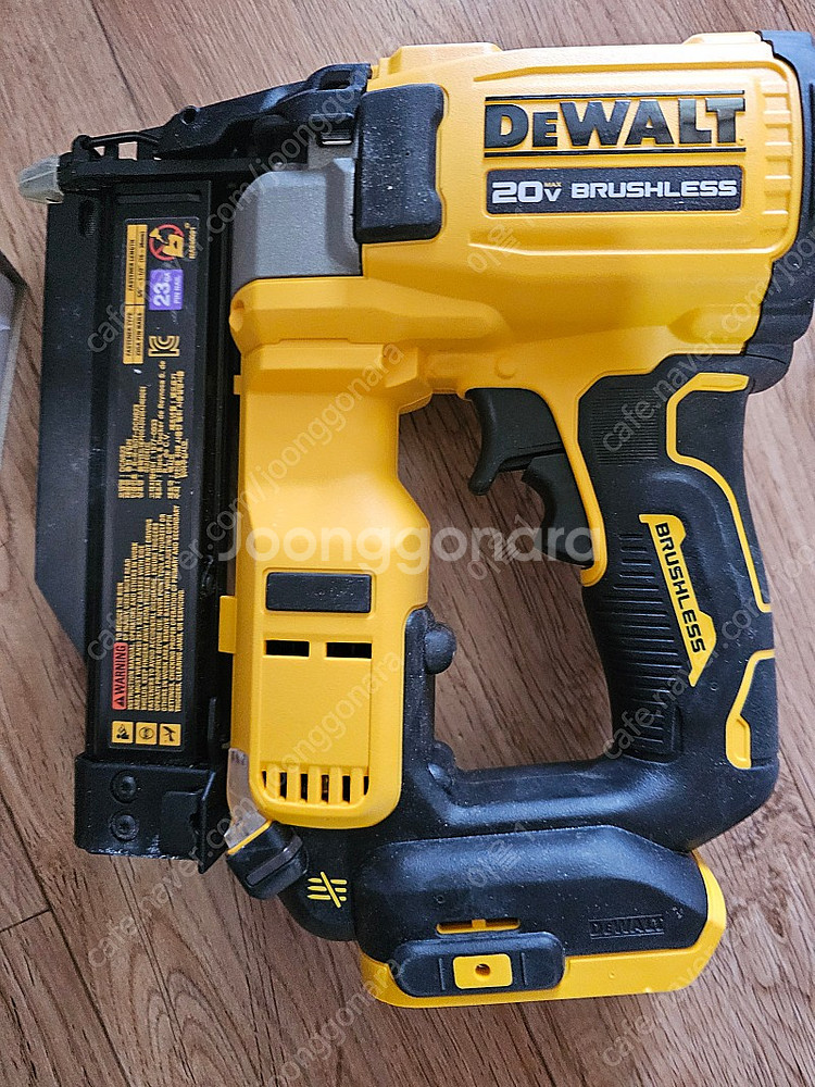 디월트 실타카23GA 25만원--2