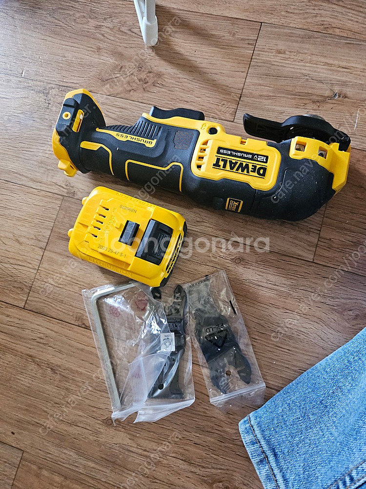 디월트DCS353N 12V 멀티커터 배터리포함--1