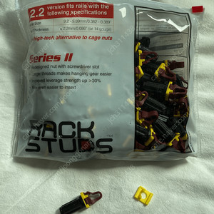 서버랙 허브랙 나사 Rackstuds R100 팝니다