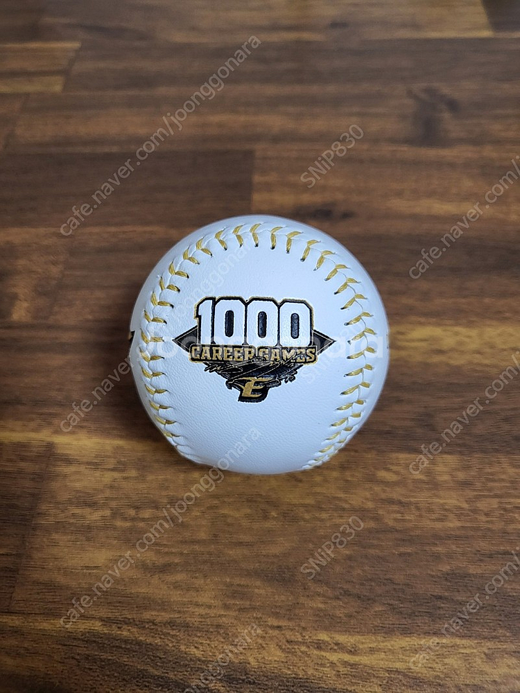 정우람 1000경기 출장 기념구 판매합니다--0