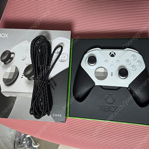 Xbox 엘리트2 코어 화이트 판매합니다.
