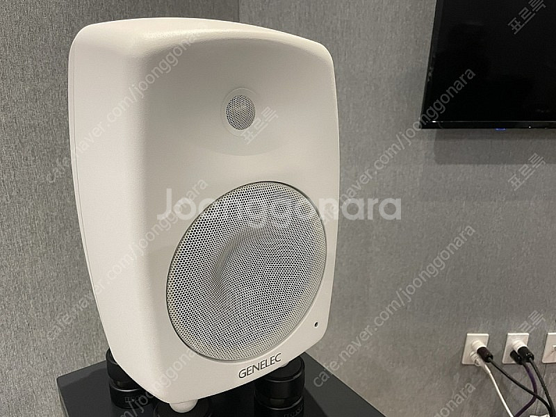 제네렉 8040B 화이트 판매합니다.--2
