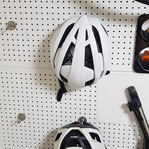 아이벡스 2.0 흰색 M사이즈 헬멧을 ​ ​ ​ 아이벡스 2.0 흰색 L사이즈와 교환원합니다. ​ ​ ​ 제품상태는 흠집 없고 깨지거나 움푹 들어간 곳도 없이 깨끗합니다. ​ ​