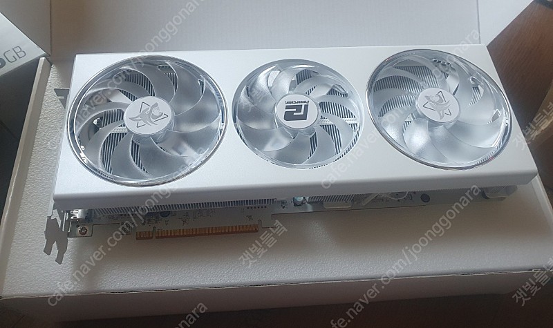 PowerColor 라데온 RX 7800 XT Hellhound Spectral White 화이트 D6 16GB 팝니다~~~~~~~~~~~~~~~~~~~~~