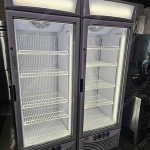냉동쇼케이스 수직냉동쇼케이스 유리문 냉동쇼케이스 간넹식 2021년식 특에이급 두대판매합니다 ^^