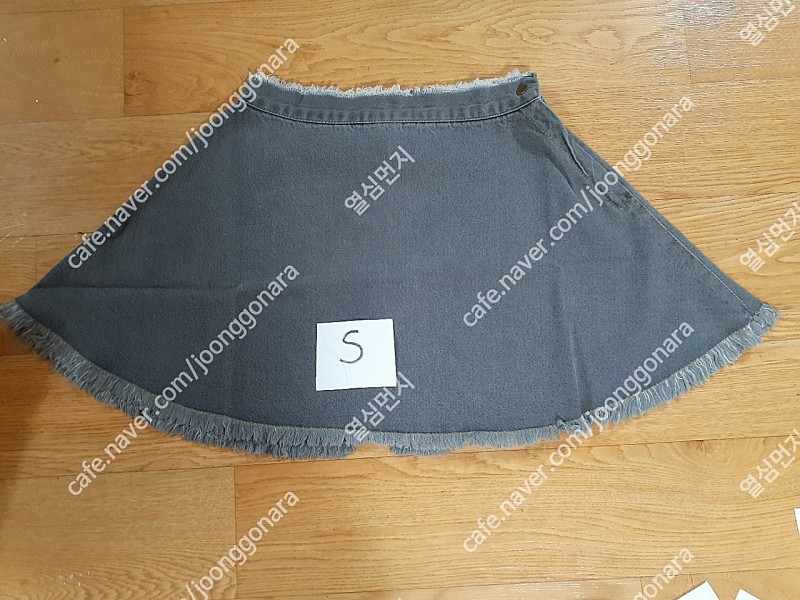 청치마 거이새거입니다 예쁜니다 요즘 계절 편하게 입부세요 2000원 직거래 가능해요 이미지