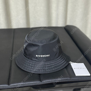 GIVENCHY 로고 자수 나일론 버킷햇