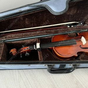 심로 Shimro 심로 바이올린 팔아요입문용 바이올린 1/4 사이즈 판매합니다! ​ 예전에 선물 받은 바이올린으로, 소중하게 사용하던 제품입니다. 1/4 사이즈로, 어린이들이