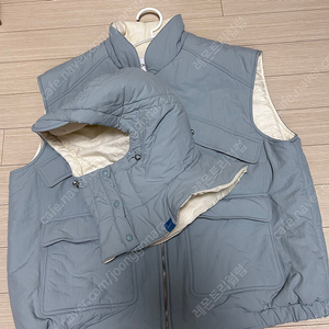 오헤시오 베스트 & 모자 Reversible boxy Puffer vest (Sky blue-Cream)