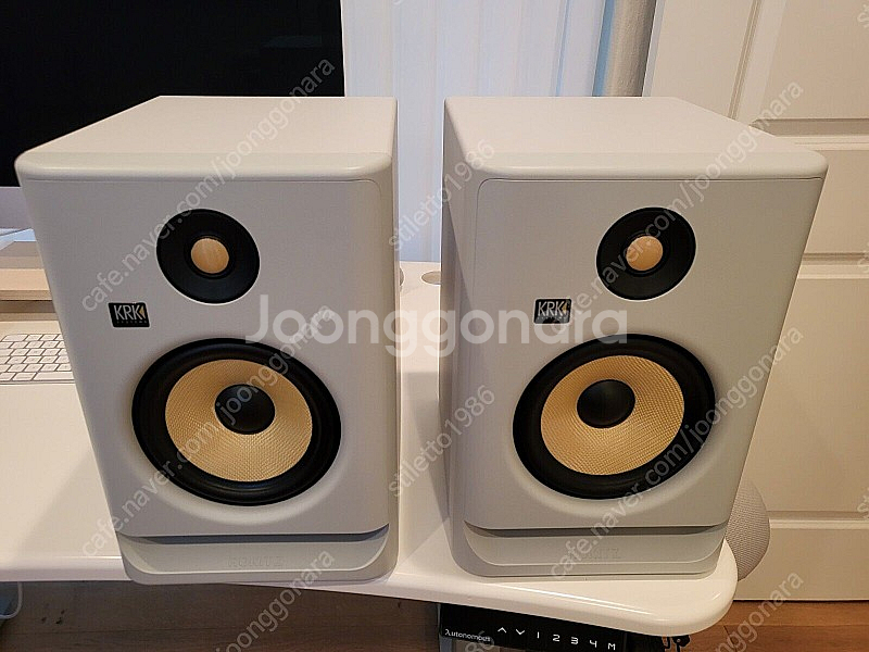 KRK ROKIT7 G4 화이트1조 팝니다--0