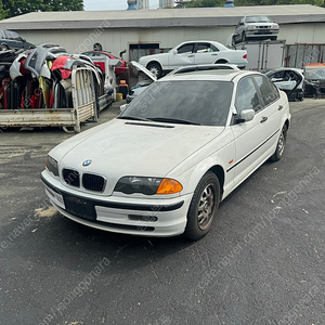 BMW E46 전기형 318i 부품차 각개합니다 앞범퍼 뒷범퍼 문짝 본네트 헤드라이트 전조등 후미등 테일램프 휀다 시트 내장재 에어밴트 사이드미러 필러 스타일46 단조 15인치휠