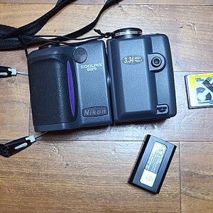 니콘 쿨픽스 995 디지털 카메라 판매합니다.