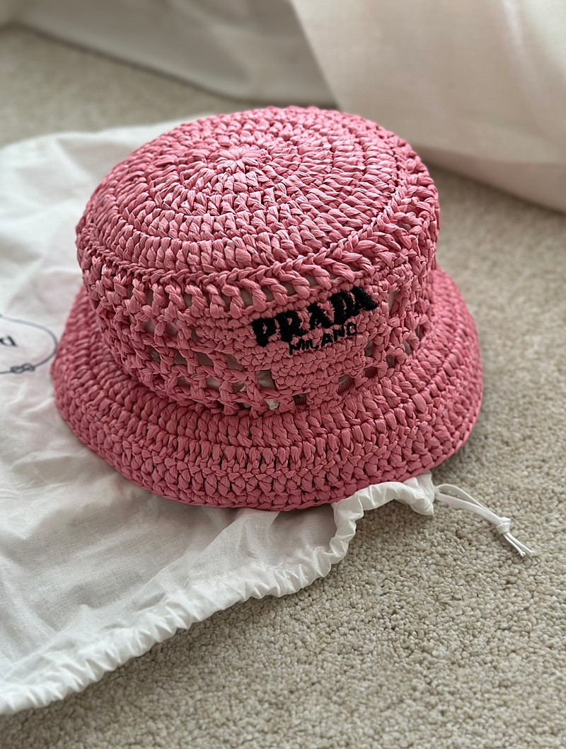 프라다 우븐 라피아 버킷햇 새상품 PRADA woven raffia bucket hat 핑크 모자 정품 셀린느 샤넬 루이비통 디올 에르메스 구찌 펜디 미우미우 발렌시아가 몽클레어