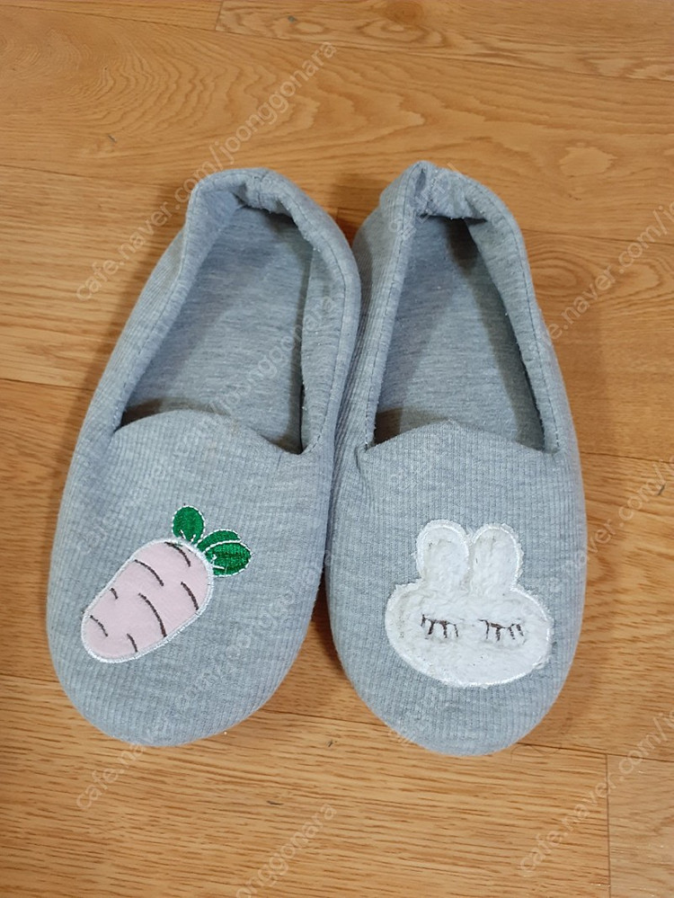 실내화 사용감있습니다 필요하신 분들은 편하게 신어요 2000원 직거래 가능해요 이미지