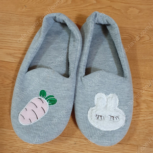 실내화 사용감있습니다 필요하신 분들은 편하게 신어요 2000원 직거래 가능해요 이미지