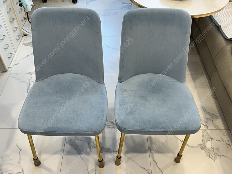 [식탁 의자] 하늘색 벨벳 금장 의자 3개 일괄 판매 합니다.